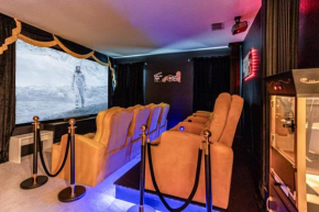 24 Guest Home w Theme Rooms, Cinema, Games, Pool, BBQ